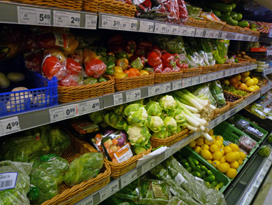 ヘルシンキ・スーパーマーケットの野菜コーナー