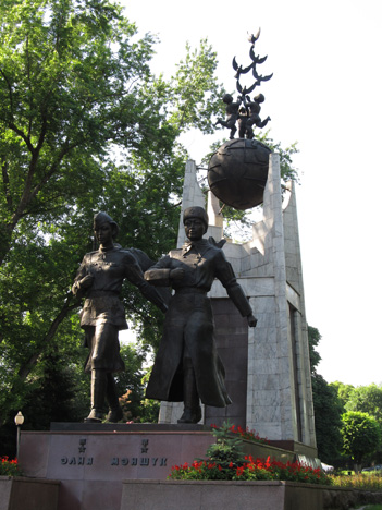 アルマティ: ソビエト時代を彷彿させる銅像