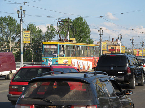 ウスト・カメノゴルスク: 混雑した道路
