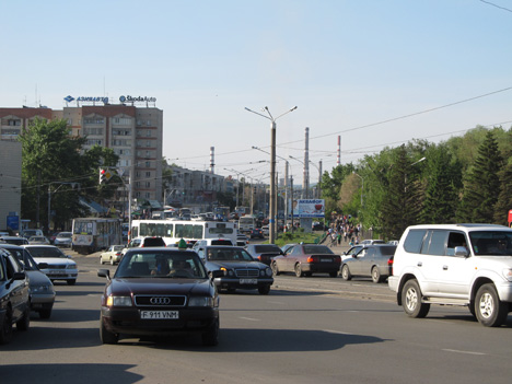 ウスト・カメノゴルスク: 道路の向こうに工場の煙突