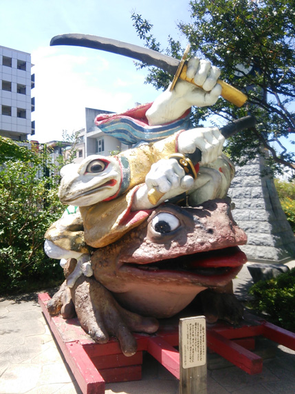 松本市内マラニック: 大きな蛙のオブジェ
