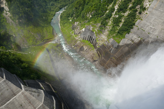 ダム上部から見る放水と虹
