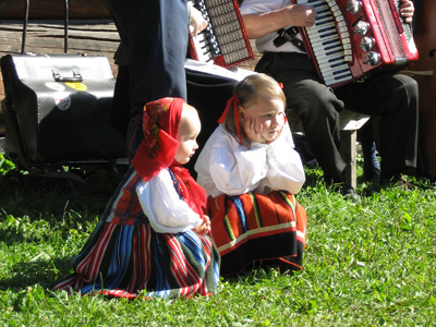 エストニアのフォークダンス・ダンスを見守る子供たち