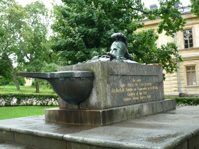 スオメンリンナ・エーレンスヴァルドの墓碑