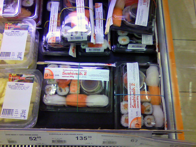 タリン郊外のスーパーマーケット・寿司も売っている
