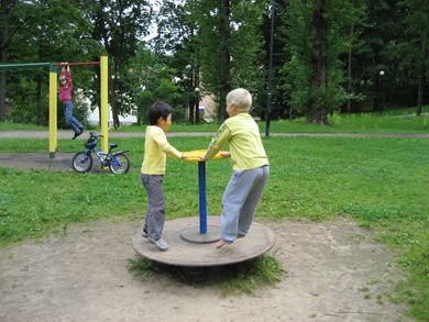 タルトゥ・公園で遊ぶ息子と地元の子