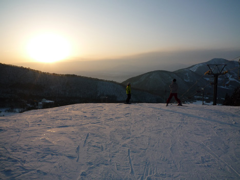 北志賀・竜王スキーパークの第2ゲレンデから見る夕日