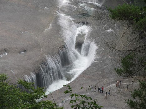 遊歩道の第一観瀑台から見た吹割の滝