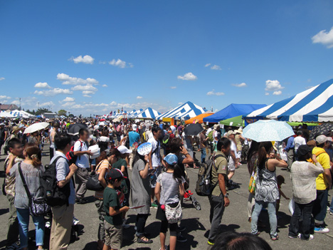 横田基地友好祭: 屋台の飲食店に並ぶ人々