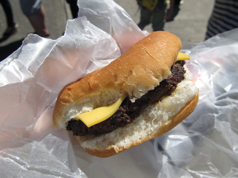 横田基地友好祭: チーズバーガー