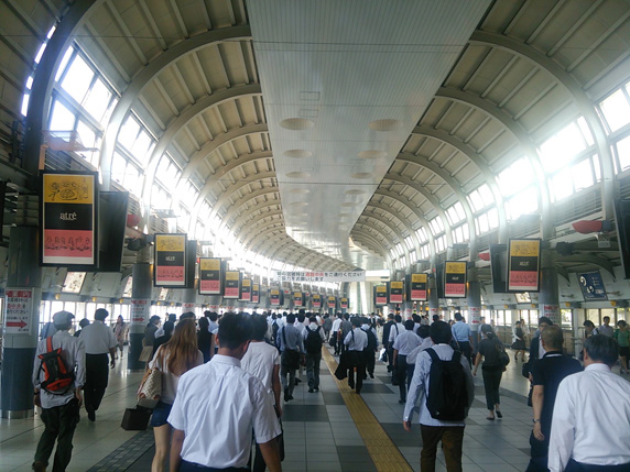 JR品川駅構内のデジタルサイネージ