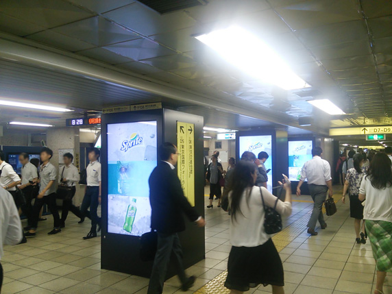 東京メトロ有楽町駅構内のデジタルサイネージ