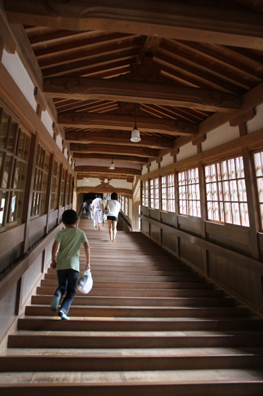 永福寺: 階段状の回廊
