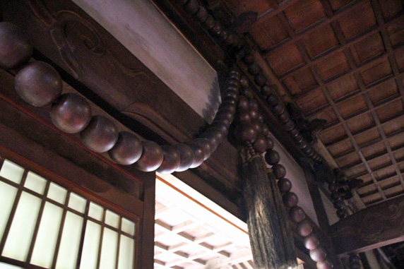 永福寺: 祠堂殿(しどうでん)にある巨大な数珠