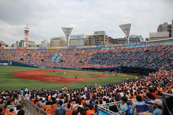 横浜スタジアム: 内野グラウンドと観客席