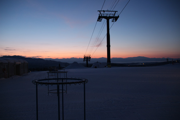 妙高杉ノ原スキー場: 日の出前の風景