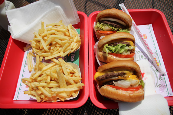 サンフランシスコ旅行: In-N-Out Burgerのポテトとハンバーガー