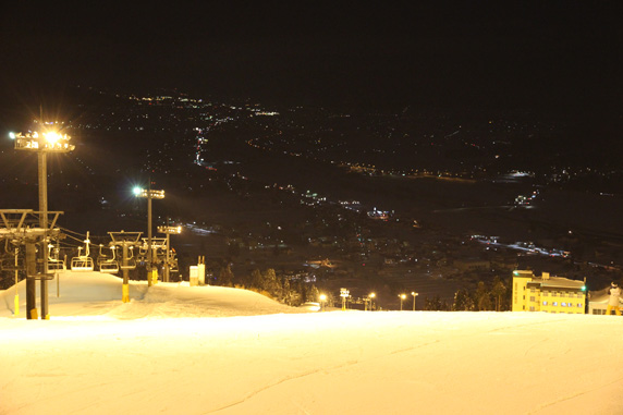 石打丸山スキー場: ナイターの夜景