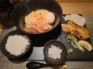 麺屋 二二一(ふじい)の特製たまごかけ麺(神保町)
